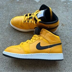 Air Jordan 1 Mid 'University Gold'
